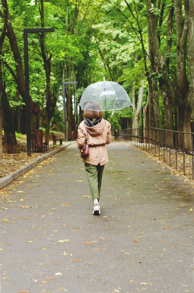 Jovem Mulher Feliz Andando Chuva Parque Verde Com Guarda Chuva — Fotografia de Stock