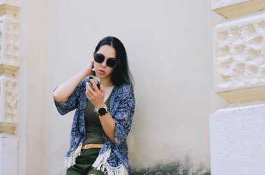 Mutlu bir iş kadınının portresi, dinlenen bir öğrenci, botanik bahçesinde çalışıyor. Kumsal. Laptop kullanıyorum. Selfie. Teknoloji. Sosyal medya. Görüntülü arama. Yaz tatili. 