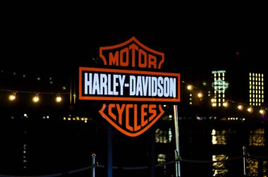 Portoroz, Slovenya. 06.12.2022. Havalı motorcular Harley Davidson festivali, sergi. Krom motosiklet motoru bloğu kapanıyor. Yoldaki motosiklet.. 