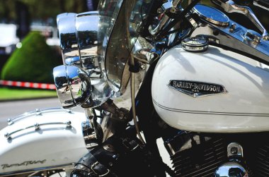 Portoroz, Slovenya. 06.12.2022. Havalı motorcular Harley Davidson festivali, sergi. Krom motosiklet motoru bloğu kapanıyor. Yoldaki motosiklet.. 