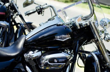 Portoroz, Slovenya. 06.12.2022. Havalı motorcular Harley Davidson festivali, sergi. Krom motosiklet motoru bloğu kapanıyor. Yoldaki motosiklet.. 
