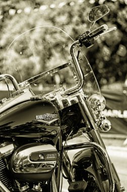 Portoroz, Slovenya. 06.12.2022. Havalı motorcular Harley Davidson festivali, sergi. Krom motosiklet motoru bloğu kapanıyor. Yoldaki motosiklet.. 