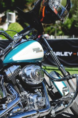 Portoroz, Slovenya. 06.12.2022. Havalı motorcular Harley Davidson festivali, sergi. Krom motosiklet motoru bloğu kapanıyor. Yoldaki motosiklet.. 