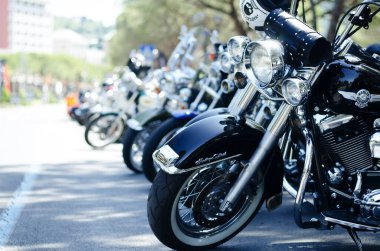 Portoroz, Slovenya. 06.12.2022. Havalı motorcular Harley Davidson festivali, sergi. Krom motosiklet motoru bloğu kapanıyor. Yoldaki motosiklet.. 