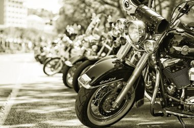 Portoroz, Slovenya. 06.12.2022. Havalı motorcular Harley Davidson festivali, sergi. Krom motosiklet motoru bloğu kapanıyor. Yoldaki motosiklet.. 