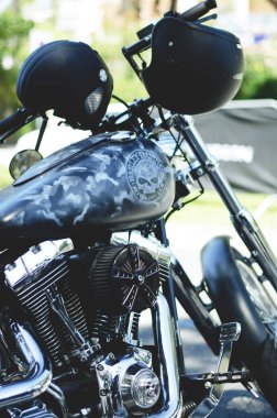Portoroz, Slovenya. 06.12.2022. Havalı motorcular Harley Davidson festivali, sergi. Krom motosiklet motoru bloğu kapanıyor. Yoldaki motosiklet.. 