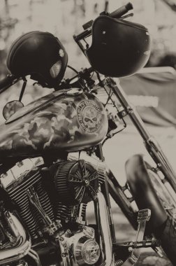 Portoroz, Slovenya. 06.12.2022. Havalı motorcular Harley Davidson festivali, sergi. Krom motosiklet motoru bloğu kapanıyor. Yoldaki motosiklet.. 