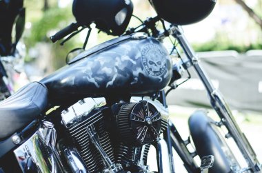 Portoroz, Slovenya. 06.12.2022. Havalı motorcular Harley Davidson festivali, sergi. Krom motosiklet motoru bloğu kapanıyor. Yoldaki motosiklet.. 