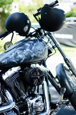 Portoroz, Slovenya. 06.12.2022. Havalı motorcular Harley Davidson festivali, sergi. Krom motosiklet motoru bloğu kapanıyor. Yoldaki motosiklet.. 