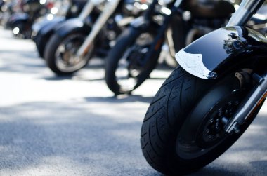 Portoroz, Slovenya. 06.12.2022. Havalı motorcular Harley Davidson festivali, sergi. Krom motosiklet motoru bloğu kapanıyor. Yoldaki motosiklet.. 