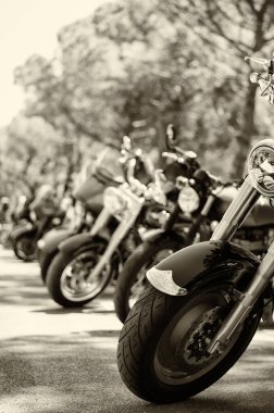 Portoroz, Slovenya. 06.12.2022. Havalı motorcular Harley Davidson festivali, sergi. Krom motosiklet motoru bloğu kapanıyor. Yoldaki motosiklet.. 