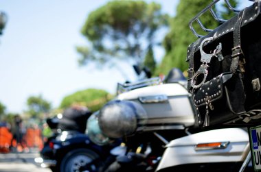 Portoroz, Slovenya. 06.12.2022. Havalı motorcular Harley Davidson festivali, sergi. Krom motosiklet motoru bloğu kapanıyor. Yoldaki motosiklet.. 