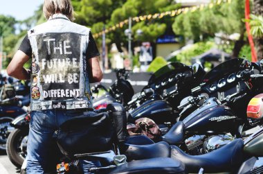 Portoroz, Slovenya. 06.12.2022. Havalı motorcular Harley Davidson festivali, sergi. Krom motosiklet motoru bloğu kapanıyor. Yoldaki motosiklet.. 