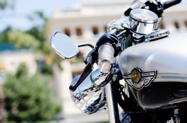 Portoroz, Slovenya. 06.12.2022. Havalı motorcular Harley Davidson festivali, sergi. Krom motosiklet motoru bloğu kapanıyor. Yoldaki motosiklet.. 