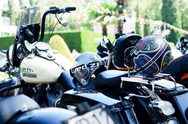 Portoroz, Slovenya. 06.12.2022. Havalı motorcular Harley Davidson festivali, sergi. Krom motosiklet motoru bloğu kapanıyor. Yoldaki motosiklet.. 