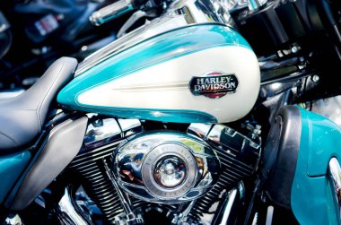 Portoroz, Slovenya. 06.12.2022. Havalı motorcular Harley Davidson festivali, sergi. Krom motosiklet motoru bloğu kapanıyor. Yoldaki motosiklet.. 