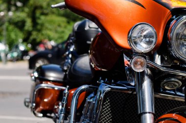 Portoroz, Slovenya. 06.12.2022. Havalı motorcular Harley Davidson festivali, sergi. Krom motosiklet motoru bloğu kapanıyor. Yoldaki motosiklet.. 