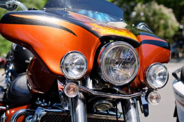 Portoroz, Slovenya. 06.12.2022. Havalı motorcular Harley Davidson festivali, sergi. Krom motosiklet motoru bloğu kapanıyor. Yoldaki motosiklet.. 