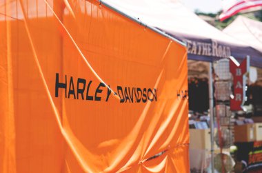 Portoroz, Slovenya. 06.12.2022. Havalı motorcular Harley Davidson festivali, sergi. Mavi gökyüzüne karşı Yerel İmza