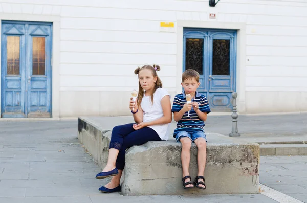 가정생활 어머니 스쿠터타기 아이스크림이요 여름에 재밌게 — 스톡 사진