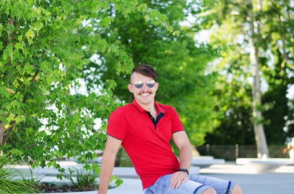 Молодий Щасливий Красивий Бородатий Чоловік Турист Сидить Парку Посміхаючись Розслабляючись — стокове фото