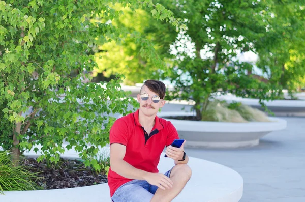 Young Handsome Man Tourist Walking Summer Park Old City Phone — Fotografia de Stock