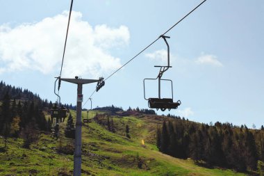 Slovenya 'nın Kamnik Alpleri' ndeki Velika Planina veya Büyük Çayırlık Platosu. Dağ kulübesi ya da Yeşil Tepe 'deki ev. Alp çayır manzarası. Kablolu araba.