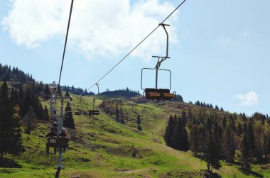 Slovenya 'nın Kamnik Alpleri' ndeki Velika Planina veya Büyük Çayırlık Platosu. Dağ kulübesi ya da Yeşil Tepe 'deki ev. Alp çayır manzarası. Kablolu araba.