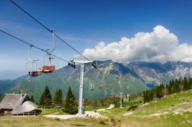 Slovenya 'nın Kamnik Alpleri' ndeki Velika Planina veya Büyük Çayırlık Platosu. Dağ kulübesi ya da Yeşil Tepe 'deki ev. Alp çayır manzarası. Kablolu araba.