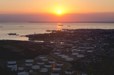Slovenya 'daki Adriyatik Denizi' ne karşı kıyıda güzel, kızıl yaz günbatımının arka planı. Soyut doku.