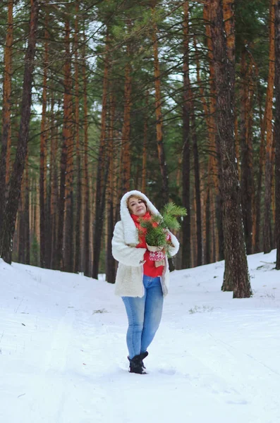 Portrait Funny Old Woman Jeans White Hat Jacket Snowy Park — Stock Photo, Image