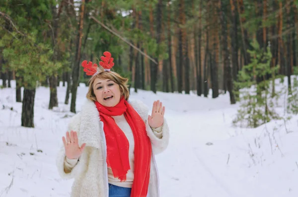 Portrait Funny Old Woman Jeans White Hat Jacket Snowy Park — Stock Photo, Image