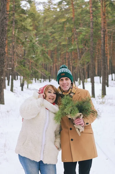 Portret Van Een Grappige Familie Een Besneeuwd Park Bos Jongeman — Stockfoto