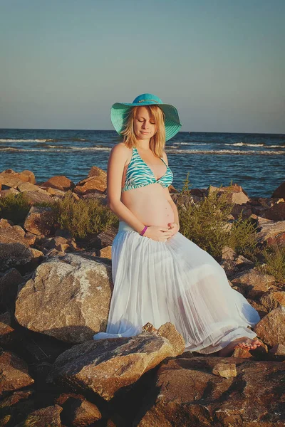 Beautiful Young Elegant Pregnant Blond Woman Blue Hat Walks Beach — стоковое фото