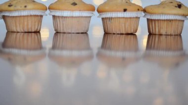 Noel çörekleri ve yanan mumlar 2023 numaralı formda. Bokeh 'in beyaz arka planı. Yeni yıl kutlaması. Yiyecek.. 