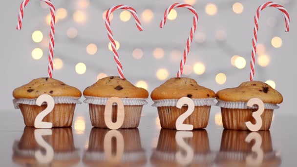 Cupcakes Doces Natal Velas Acesas Forma Números 2023 Fundo Branco — Vídeo de Stock