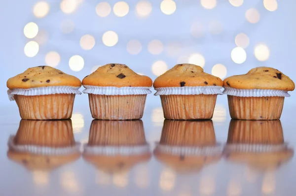 白を背景にしたクリスマススイーツのカップケーキにボケのライト 新年のお祝い 食べ物 — ストック写真