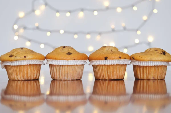 Cupcakes Doux Noël Sur Fond Blanc Avec Des Lumières Bokeh — Photo