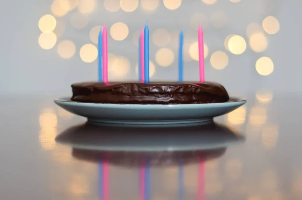 Bolo Aniversário Festivo Com Velas Decoração Carnaval Colorido Contra Fundo — Fotografia de Stock