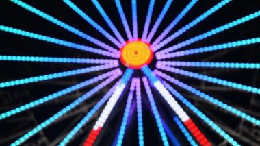 Günbatımına karşı High Ferris Wheel. Adriyatik sahilinde yaz tatili. Eğlence parkı gezisi. Tatil konsepti. Boş zaman, eğlence.