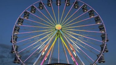 Günbatımına karşı High Ferris Wheel. Adriyatik sahilinde yaz tatili. Eğlence parkı gezisi. Tatil konsepti. Boş zaman, eğlence.
