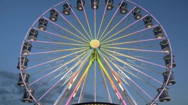 Günbatımına karşı High Ferris Wheel. Adriyatik sahilinde yaz tatili. Eğlence parkı gezisi. Tatil konsepti. Boş zaman, eğlence.