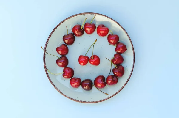 Vue Dessus Cerise Douce Rouge Sur Plaque Bleue Fermer Vegan — Photo