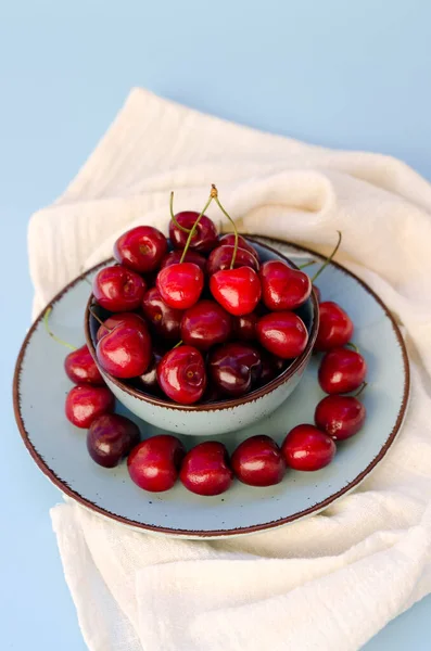Top View Red Sweet Cherry Blue Plate Close Vegan Summer — Stock Photo, Image