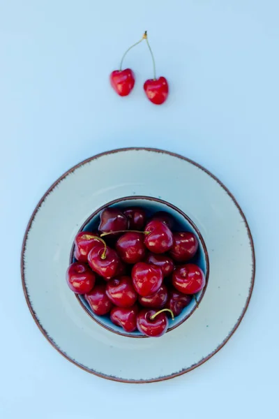 Vista Superior Cereza Roja Dulce Plato Azul Cerca Vegano Concepto — Foto de Stock