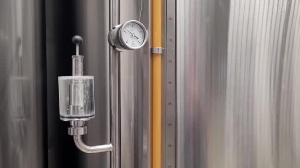 Attrezzature Produzione Birra Artigianale Nel Birrificio Moderno Impianto Birra Serbatoi — Video Stock