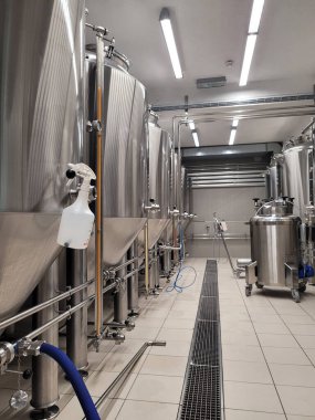 Portoroz, Slovenya. 09.16.2021. Bira fabrikasında bira demleme ekipmanları. Modern bira fabrikası. Metal tanklar, alkollü içki üretimi süreci. 