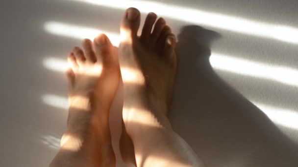 Nahaufnahme Einer Weiblichen Beine Zehen Gegen Weiße Wand Hause Sonnenuntergang — Stockvideo