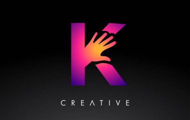 El Silueti Vektör Simgesi İllüstrasyonlu Mor Harf K Logosu. Yaratıcı El Logosu Mektubu 