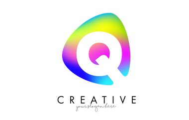 Oval Şekli Renkli Gökkuşağı Q Harf Logosu Tasarımı.